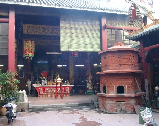  Urwaldbaum mitten in der Stadt Kuala Lumpur